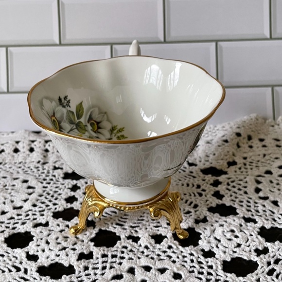 Royal Albert Tea Cup and Saucer White Dogwood Yellow Flower and green leave Bone - Picture 7 of 12
